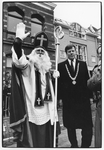 405756 Afbeelding van de ontvangst van Sinterklaas door burgemeester mr. I.W. Opstelten bij de Weerdsluis te Utrecht.